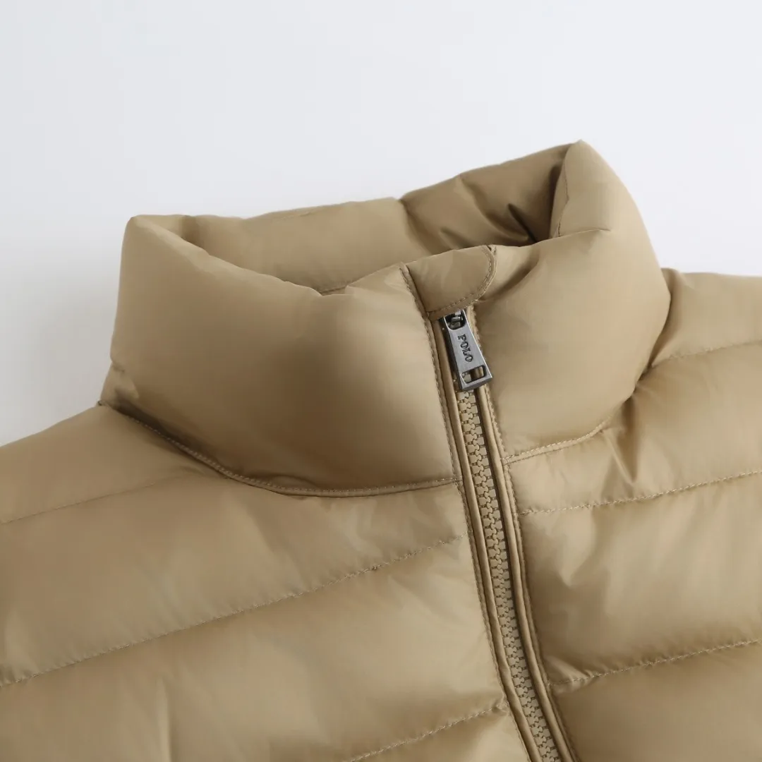 P890 Ralph Lauren Lightweight Down Jacket] Nylon fabric has good windproof and waterproof properties, which can effectively block the intrusion of wind and rain from the outside and keep the inside dry, suitable for wearing in humid or rainy environments.  The red label on the chest is made with an imported MECLO embroidery machine. The original pattern is scanned first, and then high-quality silk thread is used to make a pattern. The density effect is adjusted by continuous pattern making.  Exquisite details: the zipper design is simple and elegant, easy to operate; the closing design of the cuffs and hem effectively prevents the intrusion of cold wind, improving the warmth and comfort of wearing.  High-quality filling: 90 white duck down is selected, with a weight of 260g, ensuring excellent thermal insulation performance. After strict screening and processing, the velvet is not easy to drill, ensuring durability. The hangtags, wash marks, air holes, and four-button buttons are all customized from the original one-to-one mold.    Size: S M L